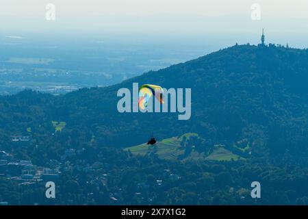 Gleitschirm Flieger mit buntem Schirm über Baden-Baden Stockfoto