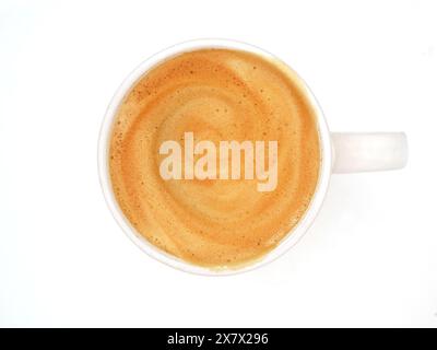 Frisch gebrühter Kaffee mit samtigem Schaum, serviert in einer kleinen weißen Tasse mit Ohren. Weißer Hintergrund. Draufsicht. Stockfoto