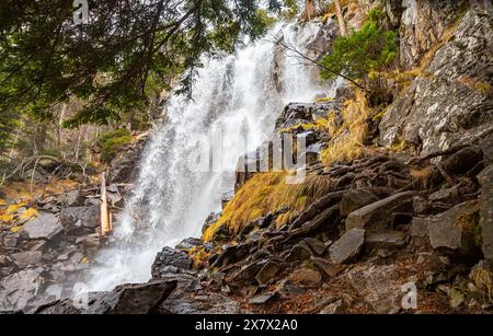 Cascada de Ratera im Herzen des Waldes in Lleida in Spanien Stockfoto