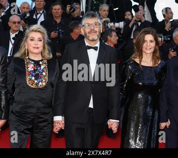 21. Mai 2024, Cannes, Cote D'azur, Frankreich: CHRISTOPHE HONORE umgibt CHIARA MASTROIANNI und ihre Mutter CATHERINE DENEUVE, um an ihrer Premiere „Marcello Mio“ beim 77. Jährlichen Filmfestival in Cannes im Palais des Festivals in Cannes, Frankreich (Credit Image: © Mickael Chavet/ZUMA Press Wire) teilzunehmen. Nicht für kommerzielle ZWECKE! Stockfoto