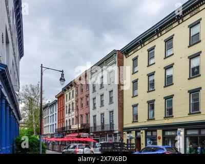 Kingston, NY - USA - 11. Mai 2024 Blick auf die malerische West Strand Street, gesäumt von charmanten Geschäften und einladenden Restaurants. Das Hotel liegt im Herzen von Ki Stockfoto