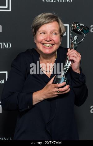 London, Großbritannien. Mai 2024. LONDON, VEREINIGTES KÖNIGREICH - 21. MAI 2024: Die 2024 Autorin Jenny Erpenbeck posiert mit der Trophäe während der Preisverleihung im Tate Modern in London, Vereinigtes Königreich am 21. Mai 2024. Der International Booker Prize wird jährlich für das beste Einzelwerk aus aller Welt verliehen, das ins Englische übersetzt und in Großbritannien und Irland veröffentlicht wurde. (Foto: Wiktor Szymanowicz/NurPhoto) Credit: NurPhoto SRL/Alamy Live News Stockfoto