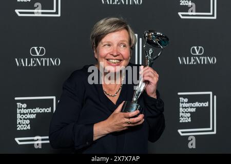 London, Großbritannien. Mai 2024. LONDON, VEREINIGTES KÖNIGREICH - 21. MAI 2024: Die 2024 Autorin Jenny Erpenbeck posiert mit der Trophäe während der Preisverleihung im Tate Modern in London, Vereinigtes Königreich am 21. Mai 2024. Der International Booker Prize wird jährlich für das beste Einzelwerk aus aller Welt verliehen, das ins Englische übersetzt und in Großbritannien und Irland veröffentlicht wurde. (Foto: Wiktor Szymanowicz/NurPhoto) Credit: NurPhoto SRL/Alamy Live News Stockfoto