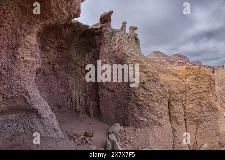 Eine flache Höhle, die aus einer Klippenwand unterhalb der Blue Mesa im Petrified Forest National Park Arizona geschnitzt wurde. Stockfoto