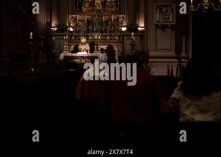 Verehrung des Allerheiligsten in der Igreja de São Nicolau in Lissabon, Portugal. Stockfoto