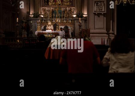 Verehrung des Allerheiligsten in der Igreja de São Nicolau in Lissabon, Portugal. Stockfoto