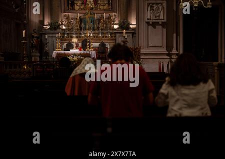 Verehrung des Allerheiligsten in der Igreja de São Nicolau in Lissabon, Portugal. Stockfoto