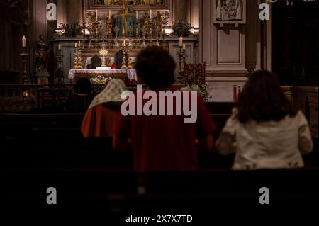 Verehrung des Allerheiligsten in der Igreja de São Nicolau in Lissabon, Portugal. Stockfoto