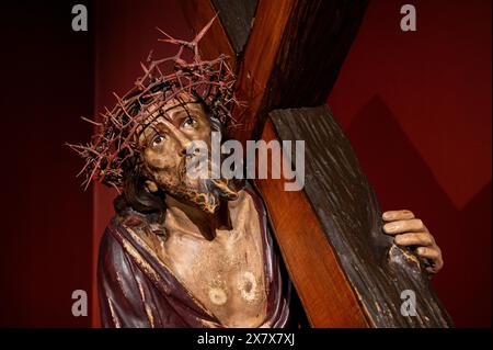 Eine Statue von Jesus, der das Kreuz trägt. Igreja de São Nicolau [St. Nikolaus-Kirche] in Lissabon, Portugal. Stockfoto