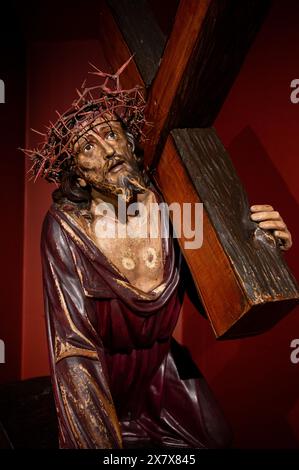 Eine Statue von Jesus, der das Kreuz trägt. Igreja de São Nicolau [St. Nikolaus-Kirche] in Lissabon, Portugal. Stockfoto