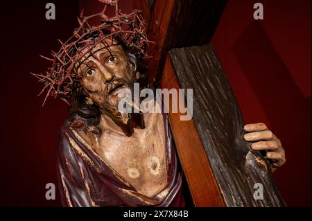 Eine Statue von Jesus, der das Kreuz trägt. Igreja de São Nicolau [St. Nikolaus-Kirche] in Lissabon, Portugal. Stockfoto