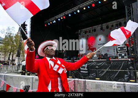 Mann schwenkt Engllische Flagge, St. George's Day Feiern, Trafalgar Square, London, England, USA K Stockfoto