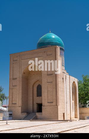 Bibi Khanym Mausoleum im historischen Zentrum von Samarkand, Usbekistan. Blauer Himmel mit Kopierraum für Text Stockfoto