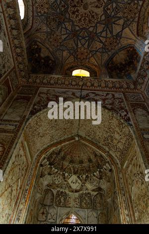 27. JUNI 2023, BUCHARA, USBEKISTAN: In der unrestaurierten Madrassah in Buchara Usbekistan Stockfoto