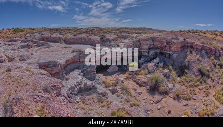 Ein trockener Wasserfall im Crystal Creek unterhalb von Crystal Mesa westlich von Hamilili Point im Petrified Forest National Park Arizona. Stockfoto