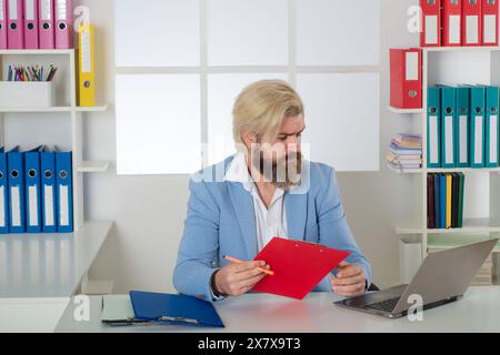 Buchhaltungsprüfung. Berater Für Steuerbuchhalter, Der Die Rechnungsbuchung Durchführt. Seriöser und konzentrierter Buchhalter für Papierarbeit im Büro. Reifer Mann Stockfoto