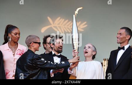 Cannes. Mai 2024. Delphine Ernotte (2. R), Leiterin von France Television, hält die Olympische Fackel 2024 bei der 77. Ausgabe der Filmfestspiele in Cannes, Südfrankreich, am 21. Mai 2024 im Rahmen der Olympischen Spiele. Quelle: Gao Jing/Xinhua/Alamy Live News Stockfoto