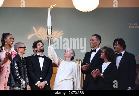 Cannes. Mai 2024. Delphine Ernotte (2. R), Leiterin von France Television, hält die Olympische Fackel 2024 bei der 77. Ausgabe der Filmfestspiele in Cannes am 21. Mai 2024 im Rahmen der Olympischen Spiele auf. Quelle: Gao Jing/Xinhua/Alamy Live News Stockfoto
