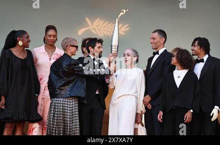 Cannes. Mai 2024. Delphine Ernotte (4. R), Leiterin von France Television, trägt die Olympische Fackel 2024 bei der 77. Ausgabe der Filmfestspiele in Cannes, Südfrankreich, am 21. Mai 2024 im Rahmen der Olympischen Spiele. Quelle: Gao Jing/Xinhua/Alamy Live News Stockfoto