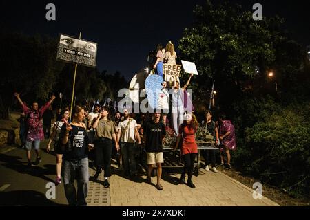 Israel. Mai 2024. Junge israelische Demonstranten halten Schilder mit der Aufschrift „Freier Hersch“, „totaler Frieden“, „Waffenruhe“ und „1500 Tote aus Vernachlässigung“ und ein Zeichen eines gebrochenen Herzens. Zehntausende Israelis versammelten sich vor der israelischen Knesset während einer Demonstration gegen die israelische Regierung und forderten einen nachahmlichen Geiselvertrag und allgemeine Wahlen, an dem Tag, an dem der Ankläger des IStGH Haftbefehle gegen Sinwar und Netanjahu wegen Kriegsverbrechen am 7. Oktober und im Gazastreifen beantragt. Jerusalem, Israel. Mai 2024. (Matan Golan/SIPA USA). Quelle: SIPA USA/Alamy Live News Stockfoto