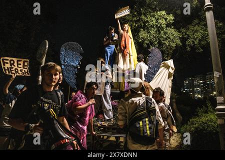 Israel. Mai 2024. Junge israelische Demonstranten halten Schilder mit der Aufschrift „Freier Hersch“, „totaler Frieden“ und „Waffenruhe“ und ein Zeichen für ein gebrochenes Herz. Zehntausende Israelis versammelten sich vor der israelischen Knesset während einer Demonstration gegen die israelische Regierung und forderten einen nachahmlichen Geiselvertrag und allgemeine Wahlen, an dem Tag, an dem der Ankläger des IStGH Haftbefehle gegen Sinwar und Netanjahu wegen Kriegsverbrechen am 7. Oktober und im Gazastreifen beantragt. Jerusalem, Israel. Mai 2024. (Matan Golan/SIPA USA). Quelle: SIPA USA/Alamy Live News Stockfoto