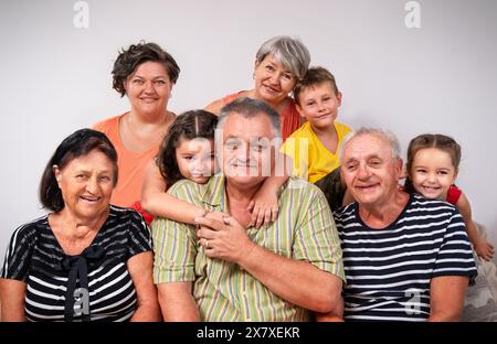 Porträt einer großen glücklichen Familie auf dem Sofa im Wohnzimmer Stockfoto