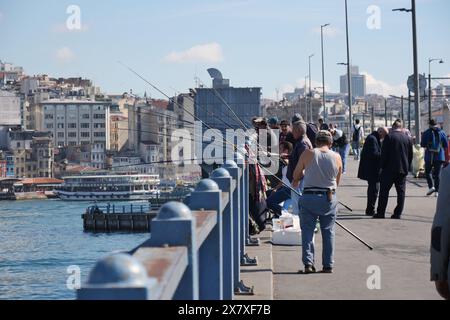 Türkei istanbul 12. januar 2023. Fischer mit Rute, Spinnrolle auf Brücke Stockfoto