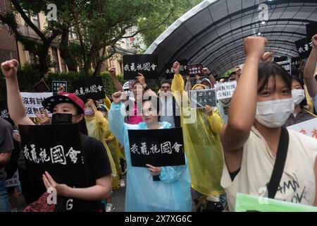 Taipeh. April 2024. Die Demonstranten machen Gesten und singen Slogans, während sie während der Demonstration Plakate mit der Aufschrift „Verachtung des parlaments“ halten. Tausende Demonstranten versammelten sich vor dem parlament, um gegen das umstrittene Gesetz zu protestieren, das die Macht der Legislative erweitern würde. (Foto: David Chan/SOPA Images/SIPA USA) Credit: SIPA USA/Alamy Live News Stockfoto