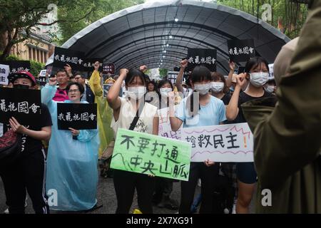 Taipeh. April 2024. Die Demonstranten machen Gesten und singen Slogans, während sie Plakate halten, die ihre Meinung während der Demonstration zum Ausdruck bringen. Tausende Demonstranten versammelten sich vor dem parlament, um gegen das umstrittene Gesetz zu protestieren, das die Macht der Legislative erweitern würde. (Foto: David Chan/SOPA Images/SIPA USA) Credit: SIPA USA/Alamy Live News Stockfoto