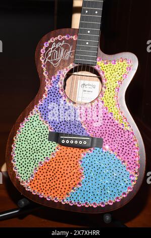 New York, USA. Mai 2024. Dolly Partons signierte Akustikgitarre wurde am 21. Mai 2024 im Hard Rock Cafe in New York, NY, ausgestellt. (Foto: Anthony Behar/SIPA USA) Credit: SIPA USA/Alamy Live News Stockfoto