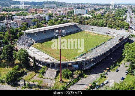 Rom, Italien. Mai 2024. (ANMERKUNG DER REDAKTION: Bild von einer Drohne) aus der Vogelperspektive des Flaminio-Stadions in Rom. Nach 13 Jahren der Aufgabe hat der lange Prozess für die Sanierung des Flaminio-Stadions in Rom begonnen. Es ist ein Rennen, aber Lazio scheint der Favorit zu sein. Eine Aufwendung von 250 Millionen Euro für das nächste Stadion von Lazio: Eine Modernisierung des Flaminio, die von 24 Tausend auf 50 Tausend Sitze und neue Stände der Anlage gehen wird. (Foto: Stefano Costantino/SOPA Images/SIPA USA) Credit: SIPA USA/Alamy Live News Stockfoto