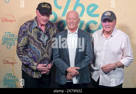 London, Großbritannien. Mai 2024. Die Beach Boys Mike Love (l) und Bruce Johnston (r) stehen neben Regisseur Frank Marshall (M) in den Abbey Road Studios. Die Künstler präsentieren ihren Dokumentarfilm The Beach Boys. Quelle: Philip Dethlefs/dpa/Alamy Live News Stockfoto