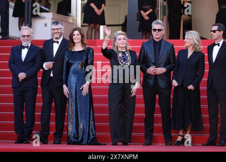 Cannes, Frankreich. Mai 2024. Christophe Honoré, Melvil Poupaud, Chiara Mastroianni, Catherine Deneuve, Benjamin Biolay, Philippe Martin, Hugh Skinner, Alexandra Henochsberg, David Thion, Nicole Garcia, Fabrice Luchini Credit: Imagespace/Alamy Live News Stockfoto