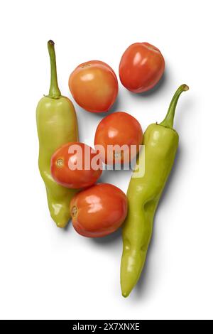 Tomaten und Bananenpaprika isolierter weißer Hintergrund, beliebtes, weit verbreitetes Gemüse von oben Stockfoto