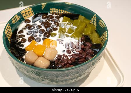 Taiwanesisches Dessert aus Grasgelee mit Taro-Bällchen, roten Bohnen und Teegelee Stockfoto