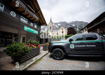 Ramsau Am Dachstein, Österreich. Mai 2024. Das Rettungsfahrzeug der Bergretter steht am 21.05.2024 während der Dreharbeiten am Set der TV-Serie „die Bergretter“ vor dem fiktiven Einsatzzentrum der „Bergretter Bergrettung Ramsau am Dachstein“ am Drehort Ramsau am Dachstein in der Steiermark (Österreich). Die Dreharbeiten für die 16. Staffel der Bergretter laufen seit Februar - die Ausstrahlung der neuen Episoden ist für Herbst 2024 geplant. Quelle: Matthias Balk/dpa/Alamy Live News Stockfoto