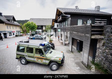 Ramsau Am Dachstein, Österreich. Mai 2024. Das Rettungsfahrzeug der Bergretter steht am 21.05.2024 während der Dreharbeiten am Set der TV-Serie „die Bergretter“ vor dem fiktiven Einsatzzentrum der „Bergretter Bergrettung Ramsau am Dachstein“ am Drehort Ramsau am Dachstein in der Steiermark (Österreich). Die Dreharbeiten für die 16. Staffel der Bergretter laufen seit Februar - die Ausstrahlung der neuen Episoden ist für Herbst 2024 geplant. Quelle: Matthias Balk/dpa/Alamy Live News Stockfoto