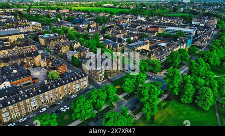 Aus der Vogelperspektive auf eine malerische Stadt mit historischen Gebäuden, üppigen grünen Bäumen und gepflegten Straßen. Die Stadt bietet eine Mischung aus altem und modernem Ar Stockfoto