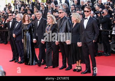 Cannes, Frankreich. Mai 2024. CANNES - 21. MAI: Melvil Poupaud, Fabrice Luchini, Chiara Mastroianni, Christophe Honoré, Catherine Deneuve, Benjamin Biolay, Nicole Garcia und Hugh Skinner nehmen an der Premiere von „MARCELLO MIO“ während der 77. Ausgabe des Filmfestivals von Cannes am 21. Mai 2024 im Palais des Festivals in Cannes Teil. (Foto: Lyvans Boolaky/ÙPtertainment/SIPA USA) Credit: SIPA USA/Alamy Live News Stockfoto