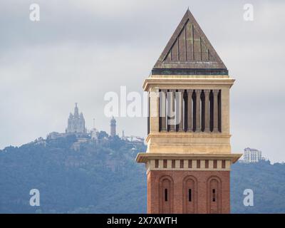 Barcelona-Spanien, 5. Mai 2023: Venezianische Türme (Torres Venetianes) - zwei Türme an der Plaza de Espana in Barcelona Stockfoto