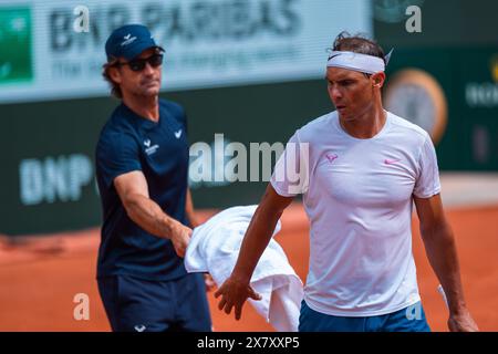 Rafael NADAL (ESP) und Carlos MOYA (ESP) beim Roland-Garros 2024, ATP und WTA Grand Slam Tennis Turnier am 21. Mai 2024 im Roland-Garros Stadion in Paris Stockfoto