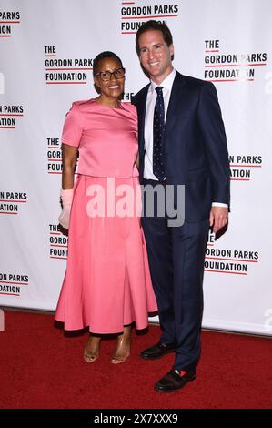 New York, USA. Mai 2024. Peter W. Kunhardt Jr. (r) und Leslie Parks nehmen an der Gordon Parks Foundation Gala in der Cipriani 42nd Street, New York, NY, am 21. Mai 2024 Teil. (Foto: Anthony Behar/SIPA USA) Credit: SIPA USA/Alamy Live News Stockfoto