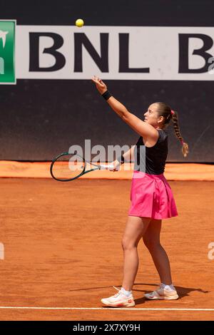 Rom, Italien. Mai 2024. Jelena Ostapenko aus Lettland spielt gegen Aryna Sabalenka (nicht in Sicht) während des Viertelfinales der Frauen-Singles am 10. Tag des Internazionali BNL D’Italia 2024 im Foro Italico in Rom. (Foto: Stefano Costantino/SOPA Images/SIPA USA) Credit: SIPA USA/Alamy Live News Stockfoto