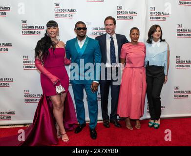 Jennifer Goicoechea Raymond, Usher, Peter W. Kunhardt Jr., Leslie Parks Bailey und Clara Wu Tsai nehmen am 21. Mai 2024 an der jährlichen Gordon Parks Foundation Gala in der Cipriani 42nd Street in New York Teil 2024 Stockfoto