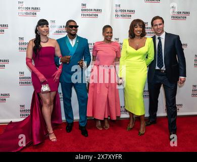 Jennifer Goicoechea Raymond, Usher, Leslie Parks Bailey, Gayle King und Peter W. Kunhardt Jr. nehmen am 21. Mai 2024 an der jährlichen Gordon Parks Foundation Gala in der Cipriani 42nd Street in New York Teil 2024 Stockfoto