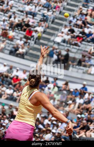 Rom, Italien. Mai 2024. Aryna Sabalenka spielt gegen Jelena Ostapenko (nicht abgebildet) aus Lettland während des Viertelfinales der Frauen-Singles am 10. Tag des Internazionali BNL D’Italia 2024 im Foro Italico in Rom. (Foto: Stefano Costantino/SOPA Images/SIPA USA) Credit: SIPA USA/Alamy Live News Stockfoto