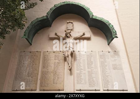 Christuskreuz in der katholischen Pfarrkirche St. Andrew, St. Mang Church, 1697–1717, unter den Namen der gefallenen Soldaten des Ersten und Zweiten Weltkriegs Stockfoto