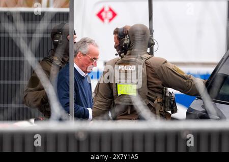 Frankfurt GER, Prozess gegen mutmaßliche Reichsbuerger Gruppe um Heinrich XIII. Prinz Reuß, Frankfurt am Main, 21.05.2024. Prinz Reuß wird von SEK-Beamten nach der Verhandlung abgeholt. DER, Prozess gegen mutmaßliche Reichsbuerger Gruppe um Heinrich XIII. Prinz Reuß, Frankfurt am Main, 21.05.2024. *** Frankfurt GER, Prozess gegen angebliche Reichsbüchergruppe um Heinrich XIII. Fürst Reuß, Frankfurt am Main, 21 05 2024 Heinrich XIII. Fürst Reuß wird nach dem Prozess GER von SEK-Offizieren aufgegriffen, Prozess gegen angebliche Reichsbüchergruppe um Heinrich XIII. Fürst Reuß, Frankfurt am Main Stockfoto