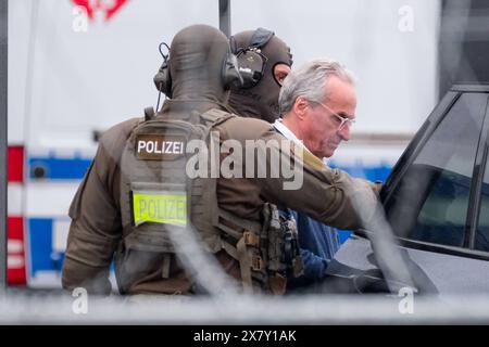 Frankfurt GER, Prozess gegen mutmaßliche Reichsbuerger Gruppe um Heinrich XIII. Prinz Reuß, Frankfurt am Main, 21.05.2024. Prinz Reuß wird von SEK-Beamten nach der Verhandlung abgeholt. DER, Prozess gegen mutmaßliche Reichsbuerger Gruppe um Heinrich XIII. Prinz Reuß, Frankfurt am Main, 21.05.2024. *** Frankfurt GER, Prozess gegen angebliche Reichsbüchergruppe um Heinrich XIII. Fürst Reuß, Frankfurt am Main, 21 05 2024 Heinrich XIII. Fürst Reuß wird nach dem Prozess GER von SEK-Offizieren aufgegriffen, Prozess gegen angebliche Reichsbüchergruppe um Heinrich XIII. Fürst Reuß, Frankfurt am Main Stockfoto