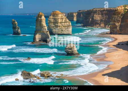 Die „Twelve Apostles“-Kalksteine stapeln sich im Port Campbell National Park an der Great Ocean Road in Victoria, Australien. Stockfoto